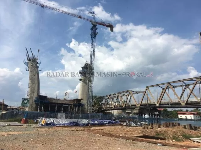 TAK MUDAH: Pekerja proyek Jembatan Sungai Alalak menutaskan tiang utama penahan kabel jembatan yang didesain melengkung. | FOTO: M OSCAR FRABY/RADAR BANJARMASIN