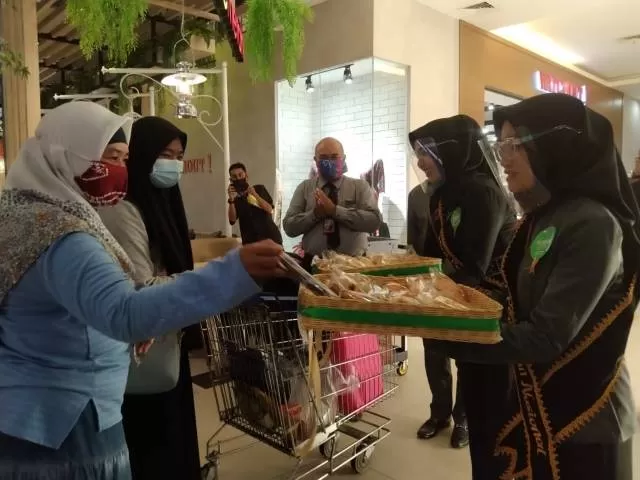 BELUM PULIH: Manajemen Q Mall Banjarbaru saat menyapa dan melayani pelanggan yang datang dalam Peringatan Hari Pelanggan Nasional, kemarin. | FOTO: Q MALL BANJARBARU FOR RADAR BANJARMASIN