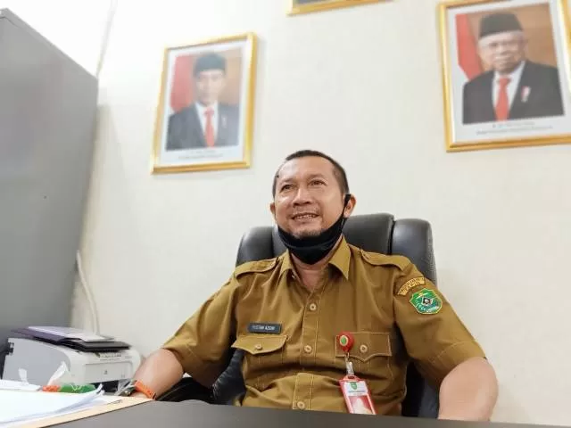 WAWANCARA: Kepala Dinas PUPR Tapin Yustan Azidin ditemui di ruangan kerjanya. | Foto: Rasidi Fadli/Radar Banjarmasin