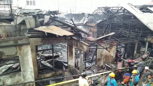 LANTAK: Dua rumah dan satu gudang mebel di Jalan Kuripan terbakar, kemarin (6/9) siang. Musibah itu diduga akibat korsleting listrik. | FOTO: MUALANA/RADAR BANJARMASIN