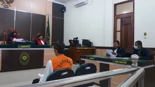 SIDANG: Persidangan Despianor Wardani di Pengadilan Negeri Kotabaru, pada agenda penyampaian eksepsi atas dakwaan oleh penasihat hukum terdakwa, Rabu (26/8) lalu. | Foto: Budian Noor/Radar Banjarmasin