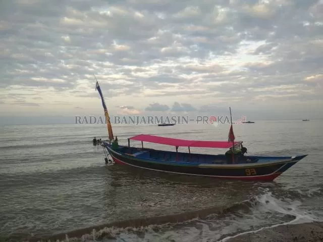 WASPADA: Kapal nelayan ditambatkan di Pantai Takisung, Tanah Laut, kemarin. Stasiun Meteorologi Kelas II Syamsudin Noor memperingatkan nelayan, tongkang dan fery waspada terhadap potensi gelombang tinggi di perairan Selatan Kalimantan. | FOTO: RANDU ALAMSYAH/RADAR BANJARMASIN