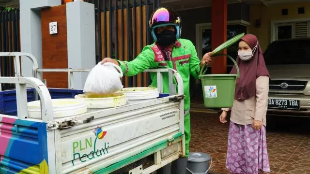 INISIASI: PLN menginisiasi program tukar sampah dengan sembako melalui bantuan Pengembangan Bank Sampah dan Pengelolaan Sampah Berbasis Komunitas kepada Bank Sampah Sekumpul, Kabupaten Banjar. | FOTO: PLN FOR RADAR BANJARMASIN