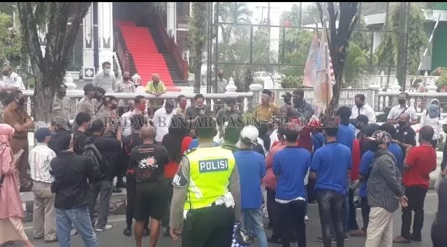 ASPIRASI: Anggota DPRD Kalsel menerima pengunjuk rasa gabungan ormas dan LSM, kemarin (7/9) di Jalan Lambung Mangkurat. | Foto: ENDANG SYARIFUDDIN/RADAR BANJARMASIN