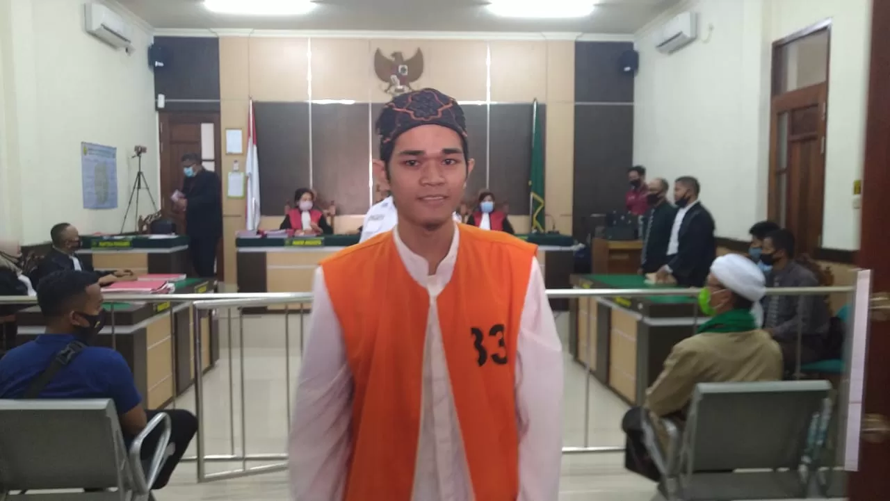 BEBAS: Despianoor Wardani tersenyum. Hakim membebaskan dirinya dalam sidang putusan sela, Rabu (9/9)