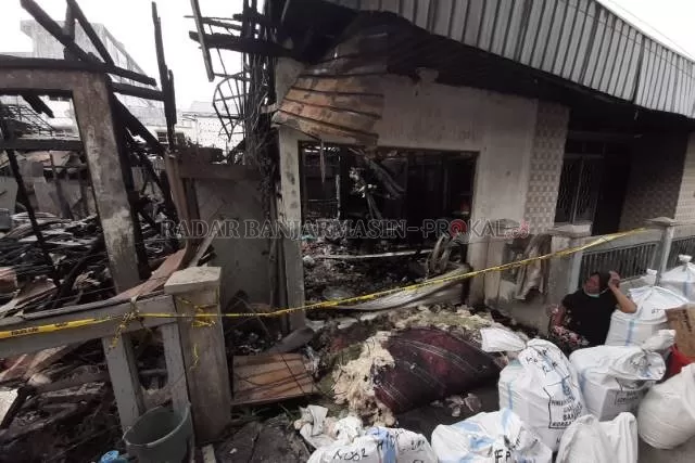 SABAR:Wargameratapipuing-puingkebakarandiJalan Kuripan Gang Lima. Kebakaran yang menghanguskan satu gudang dan dua rumah itu terjadi pada Minggu (6/9) siang. | FOTO: WAHYU RAMADHAN/RADAR BANJARMASIN