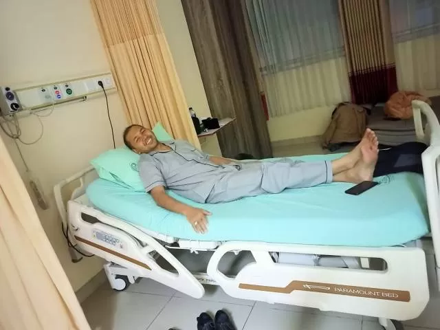 TUNGGU DIPERIKSA: Berry Nahdian Forqan, salah satu kandidat bupati di HST saat menjalani tes kesehatan di RS Ulin Banjarmasin, Rabu (9/9).