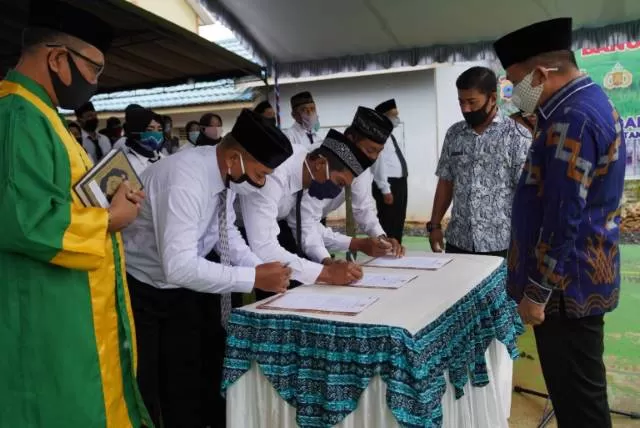 PENANDATANGANAN: Bupati Tanbu H Sudian Noor menyaksikan penandatanganan berita acara pelantikan anggota BPD 5 desa di Kecamatan Satui dan Angsana.