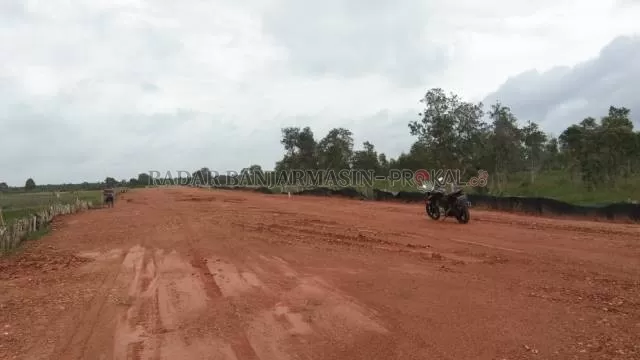 TERTUNDA: Kondisi Jalan Guntung Manggis yang akan ditembuskan ke Bati-Bati, Tanah Laut. Pembangunan lanjutan jalan ini terpaksa tertunda lantaran anggaran dialihkan untuk penanganan Covid-19. | FOTO: SUTRISNO/RADAR BANJARMASIN