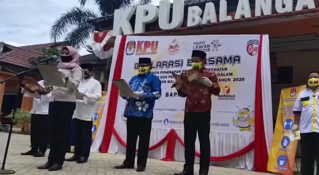 Dua pasang kandidat, Ansharuddin-M Noor Iswan dan Abdul Hadi–Supiani, kompak datangi Deklarasi Pilkada Sehat di KPU Balangan.
