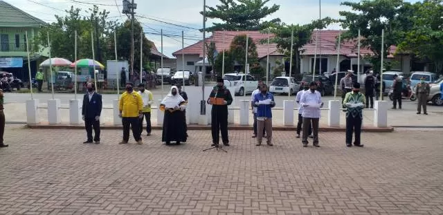 HARUS PATUH: Jajaran tim pemenangan dan perwakilan parpol pendukung bakal calon gubernur dan wakil gubernur Kalimantan Selatan menyampaikan ikrar damai, serta patuh terhadap protokol kesehatan.