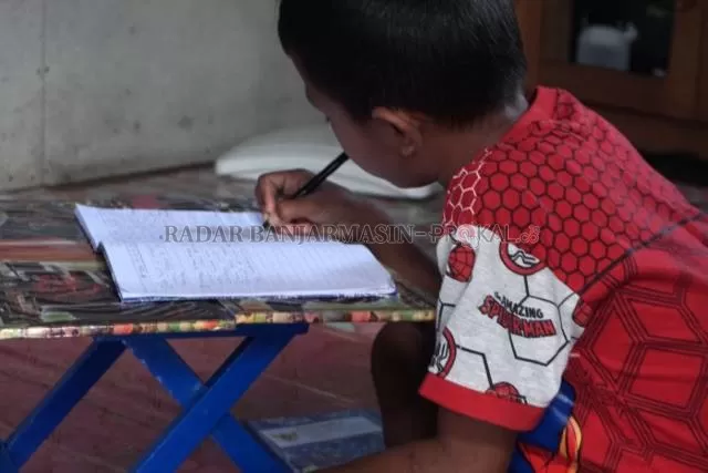 BELAJAR DI RUMAH: Seorang pelajar di Pulau Bromo belajar di rumah. Takkan ada belajar tatap muka, setidaknya sampai akhir semester ini. | Foto: Wahyu Ramadhan/Radar Banjarmasin