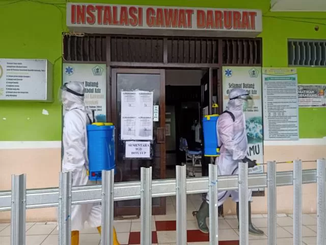 STERILISASI: Pihak rumah sakit menutup pelayanan untuk melakukan penyemprotan disinfektan di IGD Abdul Aziz Marabahan karena salah satu perawat terpapar Covid-19. | Foto: AHMAD MUBARAK/RADAR BANJARMASIN