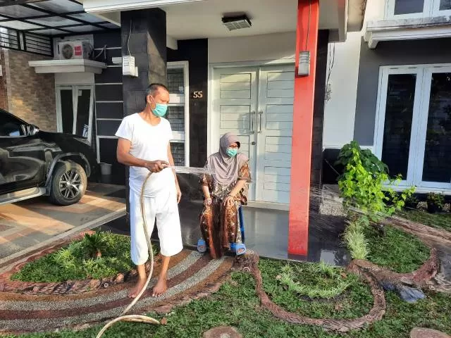 TETAP TEGAR: Burhanudin dan istri karantina mandiri di rumah pribadinya di Banjarmasin. | Foto: IST