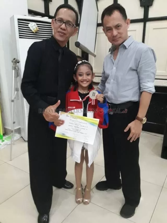 MASIH POTENSIAL: Chenchen menunjukkan medali yang disabetnya di sebuah event kejuaraan dance sport di Kota Banjarmasin, tahun lalu. Chenchen menyatakan mengundurkan diri sebagai atlet IODI Banjarmasin.