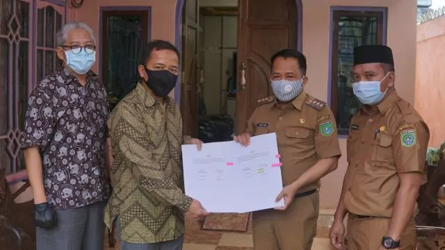KERJASAMA: PT Arutmin Indonesia Tambang Satui melakukan penandatanganan kesepakatan bersama dengan Pemerintah Kabupaten (Pemkab) Tanah Bumbu, Senin (13/9) tadi. | FOTO: ARUTMIN FOR RADAR BANJARMASIN