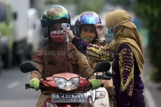 BAKAL DIDENDA: Masyarakat di Banjarbaru yang tidak menerapkan atau melanggar protokol kesehatan seperti tanpa masker dan tidak menerapkan physical distancing bakal disanksi hingga denda sesuai Perwali no 27 tahun 2020. | Foto: Muhammad Rifani/Radar Banjarmasin