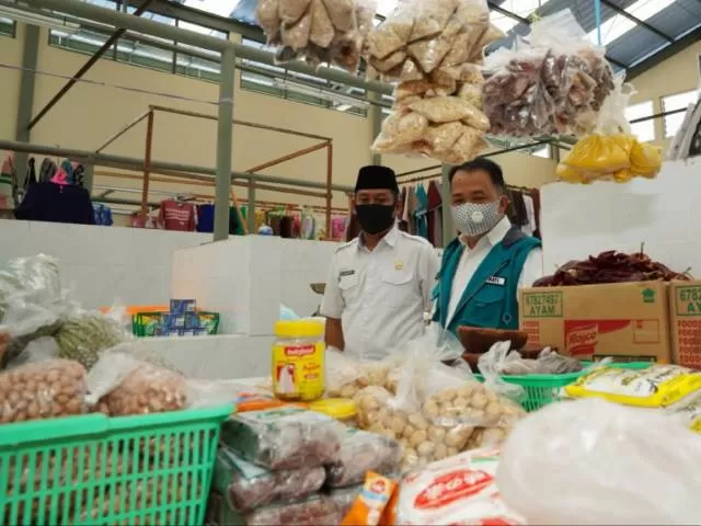 MENINJAU: Bupati Tanbu H Sudian Noor (kanan) meninjau Pasar Rakyat Nusa Indah Desa Karang Indah Kecamatan Angsana.