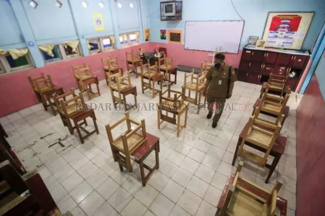 DIBERI JARAK: Posisi kursi duduk di ruang kelas di SMPN 1 Banjarbaru diberikan jarak sebagai protokol PTM apabila nanti bakal diterapkan. | Foto: Muhammad Rifani/Radar Banjarmasin
