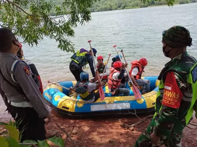 PENCARIAN: Sudah hampir 24 jam, relawan dari berbagai unsur, bolak balik melakukan pencarian korban jemaah ziarah yang diduga jatuh dari kapal yang tengah melaju di Riam Kanan, Kabupaten Banjar. | FOTO: ISTIMEWA