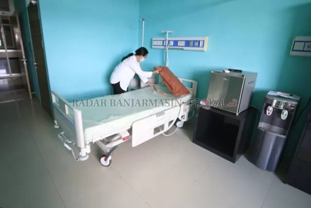SUDAH NORMAL: Petugas RSD Idaman Banjarbaru menyiapkan kamar di ruang Kasuari untuk selanjutnya digunakan oleh pasien penyakit umum. Sebelum ruang khusus Covid-19 dibangun, ruangan ini sempat difungsikan untuk penanganan pasien Covid-19 di Banjarbaru. | Foto: Muhammad Rifani/Radar Banjarmasin