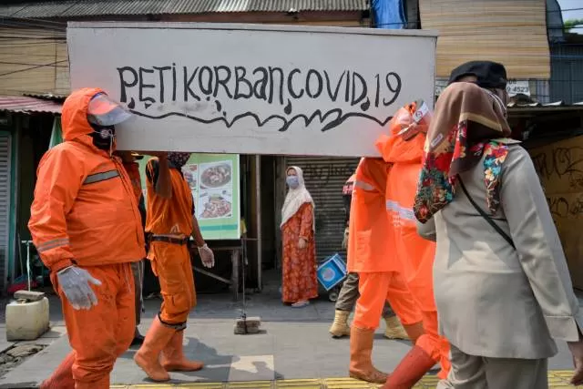 PETI MATI: Otoritas di Jakarta mengusung peti mati untuk meningkatkan kesadaran warga terhadap bahaya virus corona. | FOTO: BAY ISMOYO