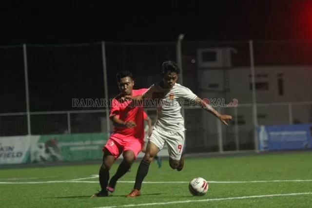 REBUT BOLA: Peseban Banjarmasin menang 7-2 dalam uji coba kontra Milanisti Banjarmasin di Lapangan Green Yakin Soccerfield, Rabu (16/9) malam.
