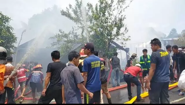 KEBAKARAN: Peristiwa kebakaran menjelang salat Jumat (18/9) di Desa Muara Tapus Kecamatan Amuntai Tengah, menghanguskan enam bangunan. | Foto: Ist untuk Radar Banjarmasin