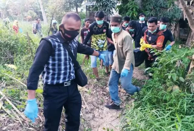 EVAKUASI: Anggota Polres HSU dan relawan mengevakuasi jenazah Radi (25), warga Desa Kandang Halang yang dilaporkan hilang. | Foto: Ist untuk Radar Banjarmasin