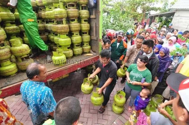TABUNG MELON: Operasi pasar tabung gas elpiji 3 kilogram di kawasan Sungai Andai, Banjarmasin Utara, beberapa waktu lalu. | Foto: Dokumen Radar Banjarmasin