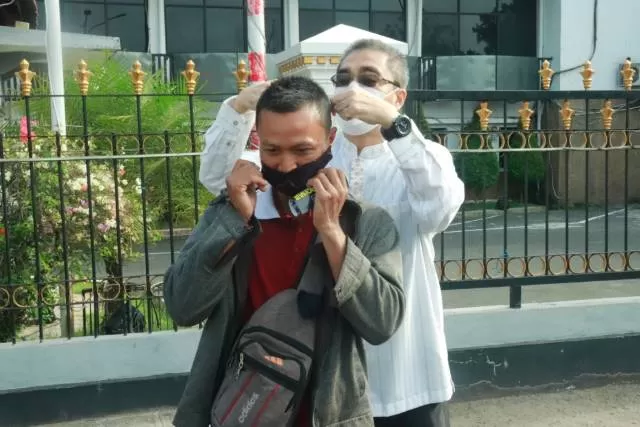 BAGI-BAGI: Wawali Kota Banjarbaru, Darmawan Jaya Setiawan memasangkan masker kepada warga di depan Balai Kota Banjarbaru. | Foto: Humas Pemko Banjarbaru