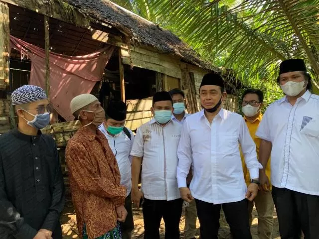MENINJAU : H M Zairullah Azhar meninjau rumah salah satu warga kurang mampu di Desa Mudalang Kecamatan Kusan Hilir, Jumat (18/9).