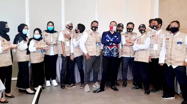 TUGAS BERAT: Para Relawan Demokrasi di Kabupaten Banjar saat foto bersama. Selama tiga bulan mereka disebar ke berbagai wilayah untuk Pilkada 2020 yang berkualitas.