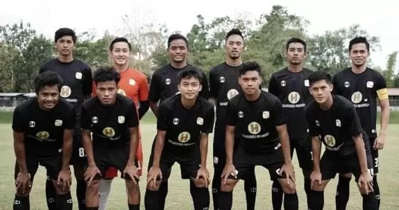 MODAL KERANGKA: Djajang Nurjaman puas melihat performa pemain mudanya saat meraih kemenangan besar pada laga uji coba perdana di Yogyakarta.