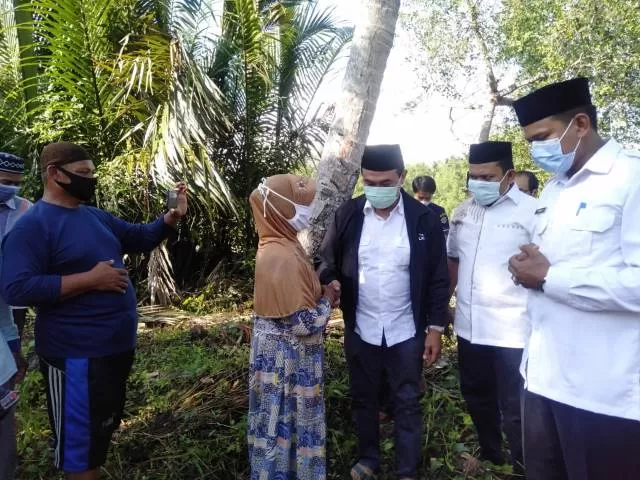 ZAIRULLAH: H M Zairullah beserta rombongan mengunjungi rumah Rukemmah, warga RT 3 Desa Rantau Panjang Hulu Kecamatan Kusan Hilir. | Foto: Istimewa For Radar Banjarmasin