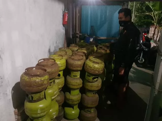 DIGEREBEK: Polisi menyita ratusan tabung gas melon sebagai barang bukti. Dari pangkalan di Basirih dan Pekapuran. | FOTO: POLDA KALSEL FOR RADAR BANJARMASIN