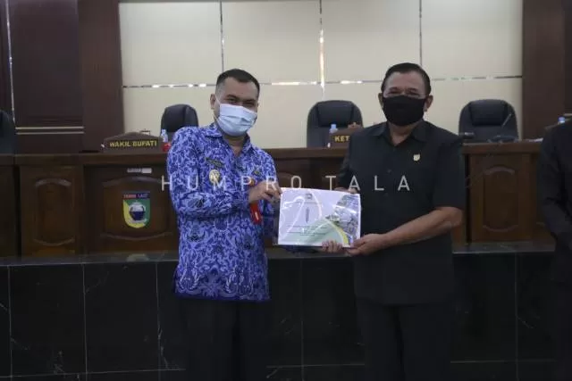 NOTA KEUANGAN: Mantan Wakil Bupati Tala Atmari menyerahkan dokumen Nota Keuangan Perubahan APBD Tahun Anggaran 2020. (Humas for Radar Banjarmasin)