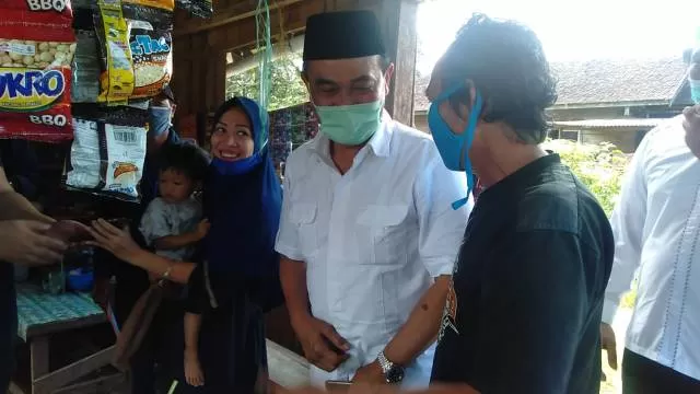 H M Zairullah spontan mampir di warung kopi di Desa Kuranji Kecamatan Kuranji Kabupaten Tanah Bumbu. | Foto : Istimewa