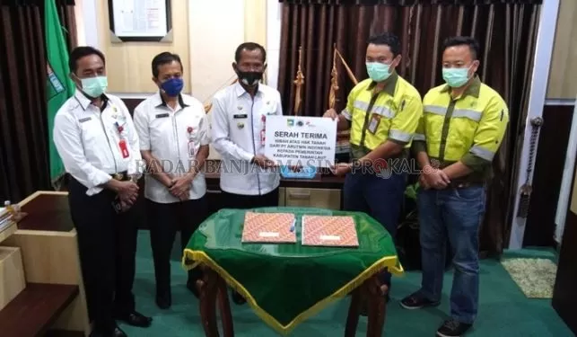HIBAH: PT Arutmin Indonesia menyerahkan hibah sebidang tanah dengan luas 50 ribu meter persegi kepada Pemerintah Kabupaten Tanah Laut. | Foto: Rahmat/Radar Banjarmasin
