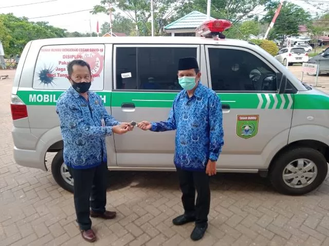 BANTUAN AMBULANS: Kepala BBPD Tanbu Eryanto Rais (kanan) menyerahkan bantuan ambulans dari pemerintah daerah kepada Direktur RSUD dr H Andi Abdurahman Noor dr H Syaifullah.