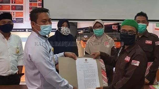 LOLOS: Penyerahan SK penetapan pasangan calon di Pilkada Kotabaru, Rabu (23/9). | FOTO: ZALYAN S ABDI/RADAR BANJARMASIN