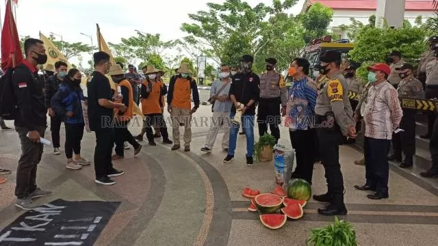 PROTES: Massa yang tergabung dalam organisasi mahasiswa dan buruh tani saat menggelar aksi demo dalam peringatan Hari Tani Nasional 2020 di kantor Sekretariat Daerah (Setda) Pemeritah Provinsi Kalimantan Selatan, kemarin (24/9). | FOTO: SUTRISNO/RADAR BANJARMASIN