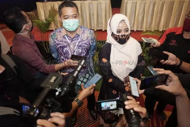 DOORSTOP: Ketua KPU Banjarmasin, Rahmiyati Wahdah dan Ketua Bawaslu Banjarmasin, M Yasar diwawancara awak media seusai acara KPU. | FOTO: WAHYU RAMADHAN/RADAR BANJARMASIN