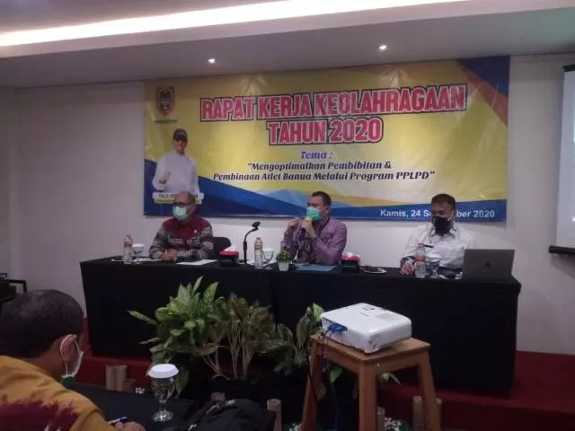 SESUAI ARAHAN: Kadispora Kalsel Hermansyah memimpin Raker Keolahragaan 2020 di Summer Hotel Banjarmasin, Kamis (25/9).