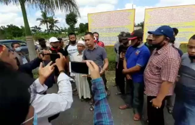 PASANG SPANDUK: Belasan warga Assalam Landasan Ulin Barat Banjarbaru yang rumahnya telah dieksekusi Februari lalu kini melakukan protes dengan memasang spanduk plang yang berisi tentang ketidakpuasan mereka atas keadilan. | FOTO: WARGA ASSALAM FOR RADAR BANJARMASIN