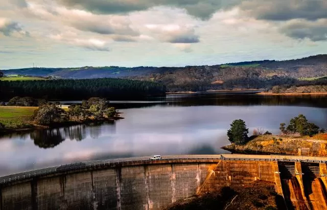 INDAH: Bendungan Gordon di Australia yang menjadi pembangkit listrik dan cadangan air di musim kemarau. Pempprov menawarkan Australia berinvestasi pada bendungan Kusan Hulu di Tanah Bumbu. | FOTO: PIXABAY