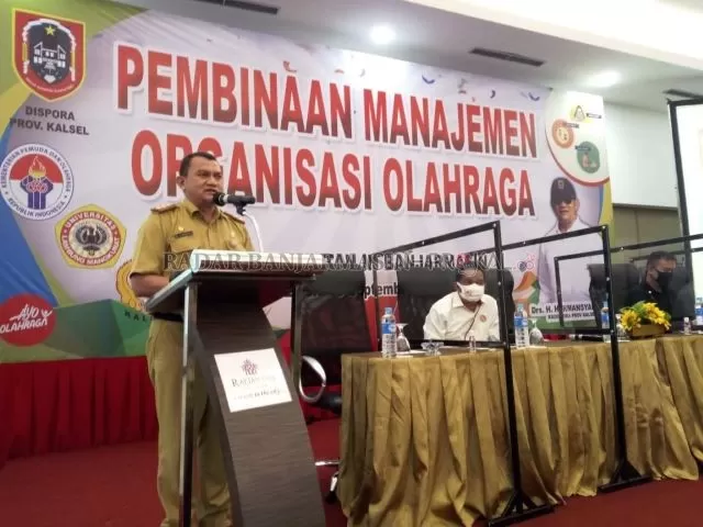 PUNYA VISI: Kepala Dispora Kalsel Hermansyah memberikan sambutan di acara Pelatihan Manajemen Organisasi Olahraga Kalsel di Rattan Inn Banjarmasin, Senin (28/9).