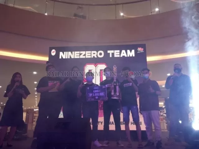 MERIAH: Perwakilan gamers yang jadi juara mengangkat trofi Duta Gaming Festival 2020 yang berakhir Minggu (27/9) malam di Duta Mall Banjarmasin.