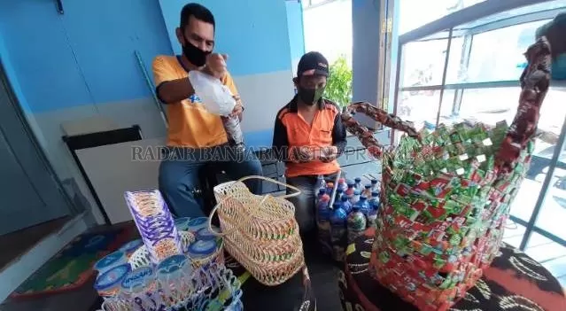 INSPIRASI: Inilah produk daur ulang sampah. Hasil kerajinan tangan warga Jalan Jeruk Purut. Mereka berharap dibantu pemko terkait pemasaran. | Foto: Wahyu Ramadhan/Radar Banjarmasin