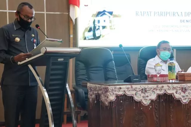 PENYAMPAIAN: Sekretaris DPRD Kabupaten Balangan, Ardiansyah (kiri) saat menyampaikan usulan pengunduran diri dari Abdul Hadi. | FOTO: HUMAS FOR RADAR BANJARMASIN.